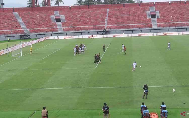 Arsip - Pemain Borneo FC Stefano Lilipaly bersiap melakukan tendangan ke gawang Persikabo pada laga ke-25 Liga 1 Indonesia di Stadion Kapten I Wayan Dipta, Kabupaten Gianyar, Bali, Kamis (22/2/2024). (ANTARA/Dewa Ketut Sudiarta Wiguna)