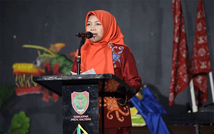 Asisten Perekonomian dan Pembangunan (Ekbang) Setda Provinsi Kalteng, Sri Widanarni saat membuka gelar seni di Panggung Terbuka UPT Taman Budaya Kalteng, Jumat malam, 12 Juli 2024. (FOTO:DUAN)