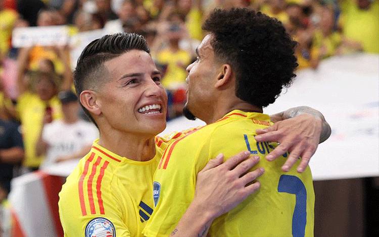 Penyerang sayap Kolombia Luis Diaz (kanan) merayakan gol bersama James Rodriguez pada laga perempat final Copa Amerika melawan Panama di State Farm Stadium, AS, Sabtu (6/7/2024). ANTARA/AFP/Getty Images/Jamie Squire/aa.