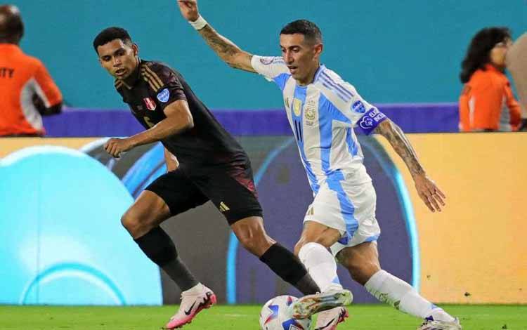 Gelandang Argentina Angel Di Maria (kanan) berusaha untuk melewati bek Peru German Pezzella pada pertandingan Grup A Copa America 2024 di Stadion Hard Rock, Miami, Florida, Minggu (30/6/2024). Pada pertandingan ini Argentina menang 1-0 atas Peru. (HO-Copa America 2024/copaamerica.com)
