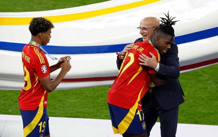 Pelatih Spanyol Luis de la Fuente bersama Nico Williams dan Lamine Yamal setelah laga final UEFA Euro 2024 melawan Inggris di Olympiastadion, Berlin, pada 14 Juli 2024. (AFP/ODD ANDERSEN)