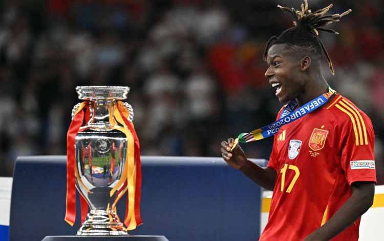 Gelandang muda timnas Spanyol, Nico Williams, mendapatkan penghargaan man of the match final Euro 2024 antara Spanyol dan Inggris di Olympiastadion, Berlin, pada 14 Juli 2024. (AFP/JAVIER SORIANO)