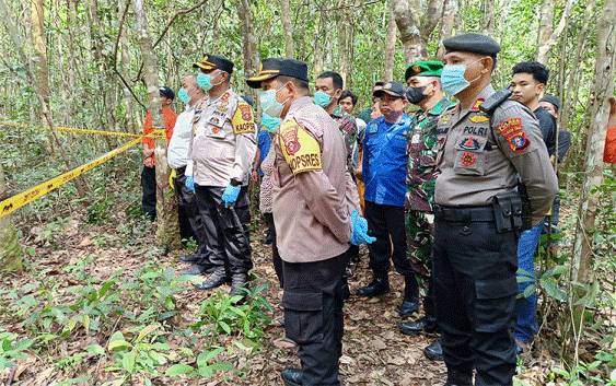 Kapolres Barito Timur AKBP Viddy Dasmasela saat berada di TKP bersama Wakapolres dan pejabat utama lainnya. (FOTO: BOLE MALO)