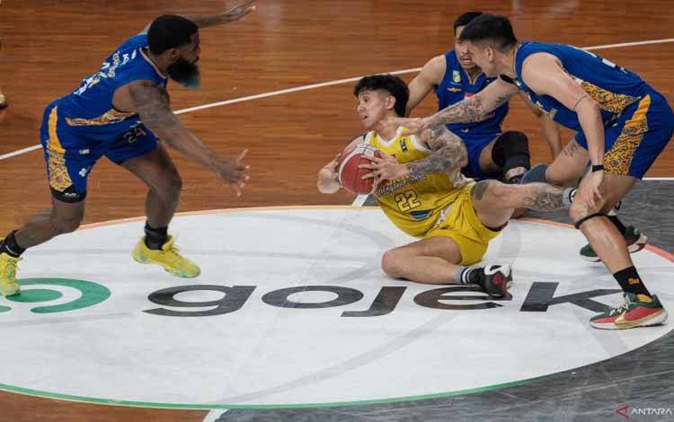 Pebasket Kesatria Bengawan Solo Kevin Moses Eliazer Poetiray (kanan) berebut bola dengan pebasket Satria Muda Pertamina Juan Laurent Kokodiputra (kanan), M Sandy Ibrahim Aziz (kedua kanan) Reynaldo Garcia Zamora (kiri) dan Elgin Rashad Cook (kiri) saat pertandingan Indonesian Basketball League (IBL) 2024 di Gor Sritex Arena, Solo, Jawa Tengah, Senin (15/7/2024). ANTARAFOTO/Maulana Surya/foc.