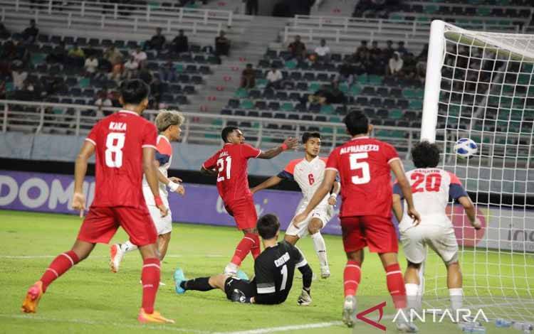 Pesepak bola Indonesia Iqbal Gwijangge (ketiga kiri) membobol gawang Filipina dalam laga penyisihan grup A ASEAN U-19 Boys Championship di Stadion GBT Surabaya, Rabu (17/7/2024) malam. ANTARA FOTO/Rizal Hanafi