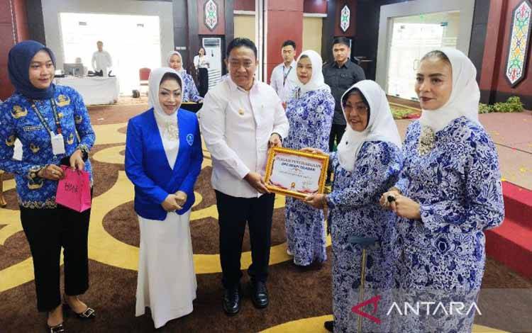 Wagub Kalteng Edy Pratowo bersama dalam rapat kerja daerah II DPD Iwapi provinsi setempat, Rabu (17/7/2024). (ANTARA/Muhammad Arif Hidayat)