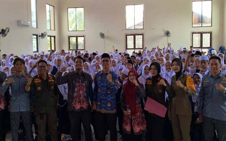Personel Satpol PP dan Damkar Kapuas saat sosialisasi pencegahan kenakalan remaja di MTsN 1 Kapuas. (FOTO: IST)