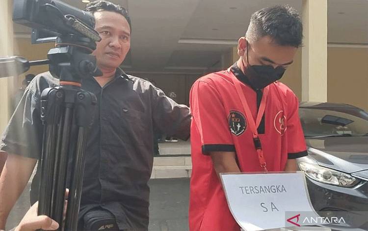 Kepolisian mengawal tersangka kasus sodomi anak berinisial SA (kanan) usai mengikuti konferensi pers di Polda NTB, Mataram, Kamis (18/7/2024). (ANTARA/Dhimas B.P.)