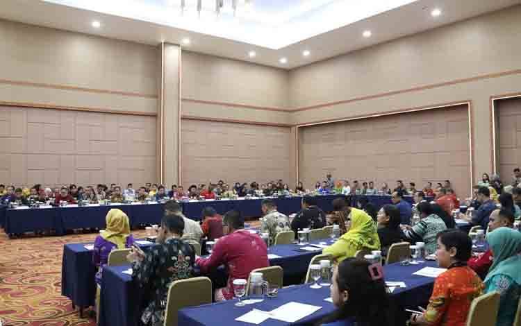 Rapat evaluasi anggaran triwulan II Provinsi Kalteng di Hotel M. Bahalap, Palangka Raya, baru baru ini. (FOTO: FERRY/DONIE)