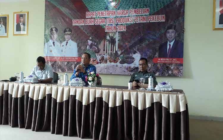 Kabid Lohsar saat memimpin Rapat Penetapan Harga TBS Kelapa Sawit periode I Juli 2024. (FOTO:DISBUN KALTENG)