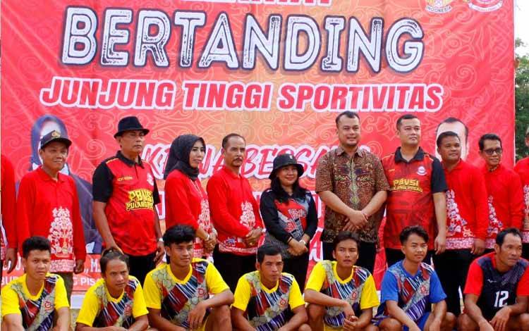 Ketua KONI Kabupaten Pulang Pisau Yoppy Satriadi, foto bersama dengan atlet voli, pelatih, pengurus Cabor voli dan panitia, usai membuka kejuaraan voli?di Kecamatan Jabiren. (FOTO: IST)?