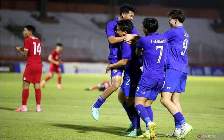 Pemain Timnas Thailand U-19 Pikanet Laohawiwat (ketiga kanan) melakukan selebrasi bersama rekan-rekannya setelah mencetak gol ke gawang Singapura pada babak penyisihan grup C ASEAN U-19 Boys Championship di Stadion Gelora 10 November Surabaya, Jumat (19/7/2024) malam. (ANTARA FOTO/Moch Asim)