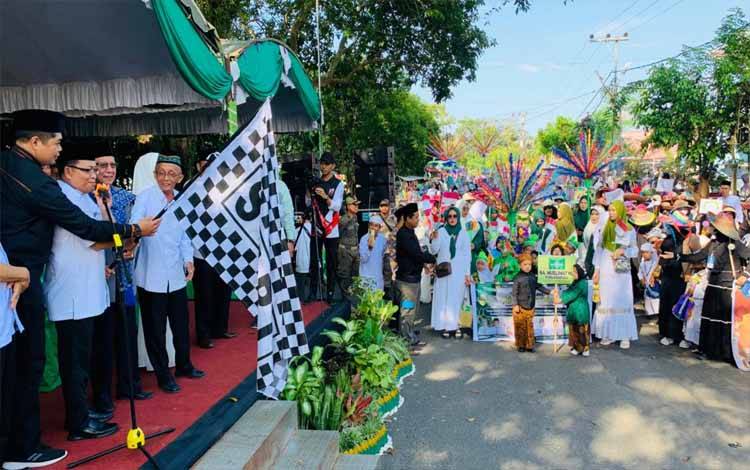 Suasana saat Pj Bupati Kapuas, Erlin Hardi saat melepas peserta pawai pada Sabtu, 20 Juli 2024. (FOTO: DODI)