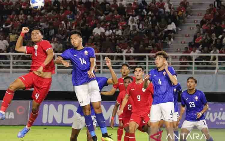 Pesepak bola Timnas Indonesia Kadek Arel Priyatna (kiri) berebut bola di udara dengan pesepak bola Timnas Kamboja Chihin Vennin (kanan) dalam penyisihan Grup A Piala ASEAN U-19 Boys Championship atau AFF U-19 di Stadion Gelora Bung Tomo, Surabaya, Jawa Timur, Sabtu (20/7/2024). Indonesia berhasil mengalahkan Kamboja denga skor 2-0. ANTARA FOTO/Rizal Hanafi/Spt.
