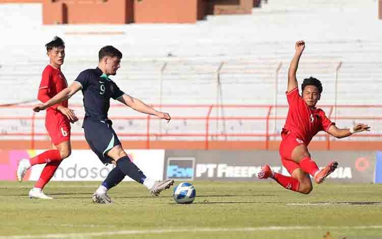 Pesepak bola Timnas Australia Arion Sulemi (tengah) menendang bola dan coba ditahan pesepak bola Timnas Vietnam Nguyen Quoc Khanh (kanan) pada pertandingan babak penyisihan Grup B Piala ASEAN U-19 Boys Championship atau AFF U-19 di Stadion Gelora Gelora 10 November, Surabaya, Jawa Timur, Minggu (21/7/2024). ANTARA FOTO/Moch Asim/foc.