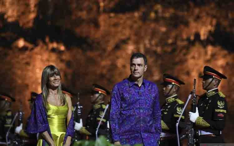 Perdana Menteri Spanyol Pedro Sanchez (kanan) dan istri Maria Begona Gomez Fernandez (kiri) berjalan saat menghadiri Welcoming Dinner and Cultural Performance KTT G20 di kawasan Taman Budaya Garuda Wisnu Kencana (GWK) Badung, Bali, Selasa (15/11/2022). (Media Center G20 Indonesia/M Risyal Hidayat/wsj.)