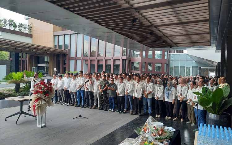 Jajaran karyawan CBI Group saat merayakan hari ulang tahun Owner CBI Group H. Abdul Rasyid AS ke 66. (Foto : DANANG)