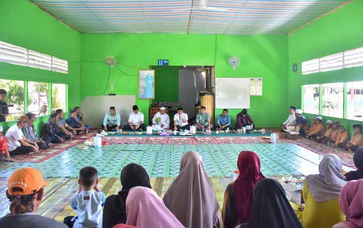 Suasana saat Pj Bupati Kapuas, Erlin Hardi lakukan ngobrol bersama Yayasan Pendidikan Islam Al Mustajab, bertempat di Aula yayasan Al Mustajab. (FOTO: IST)