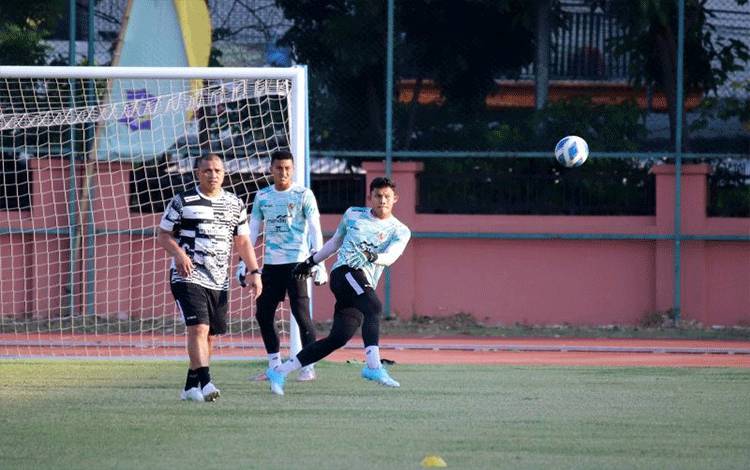 Kiper Timnas Indonesia U-19 Ikram Algiffari (kanan) menendang bola saat latihan tim di Lapangan THOR Surabaya, Senin (22/7/2024). ANTARA/Naufal Ammar Imaduddin