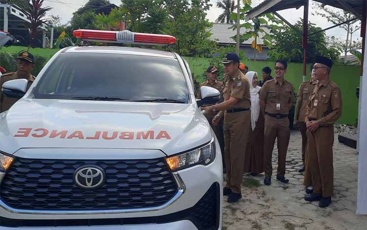 Pj Bupati Kobar Budi Santosa didampingi Kadinkes Kobar saat meninjau unit ambulan yang akan diserahkan ke sejumlah Puskesmas di Kobar. (Foto : DANANG)