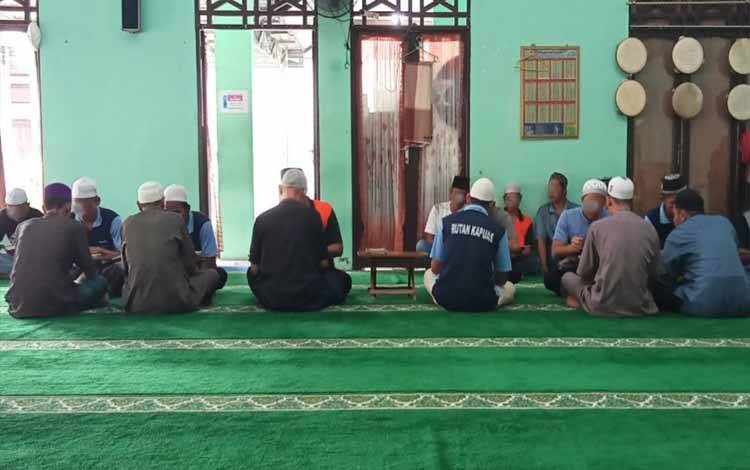 WBP Rutan Kapuas saat ikuti program pondok pesantren di Masjid Rutan setempat, Rabu, 24 Juli 2024. (FOTO: IST)