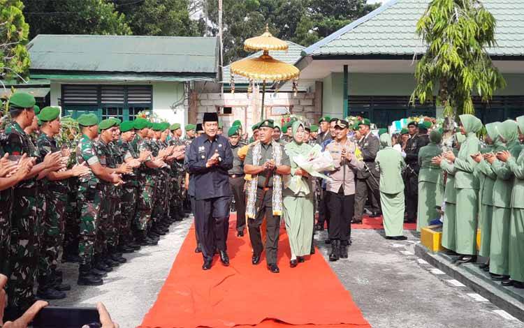 Dandim 1014 Pangkalan Bun Letkol Inf Makin bersama istri disambut Pj Bupati Kobar dan unusur Forkopimda, di Makodim 1014 Pangkalan Bun. (Foto : DANANG)