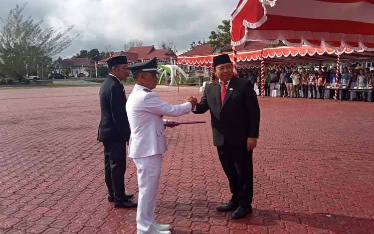 Pejabat Bupati Sukamara Kaspinor mengukuhkan perpanjangan masa jabatan 15 Kades dan 147 Anggita BPD di halaman kantor bupati setempat, Kamis, 24 Juli 2024. (FOTO:NORHASANAH)