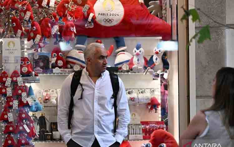 Pengunjung mengamati maskot resmi Olimpiade Paris 2024 Phryge di salah satu toko di Paris, Prancis, Rabu (24/72024). ANTARA FOTO/Wahyu Putro A/rwa. (WAHYU PUTRO A/Wahyu Putro A)