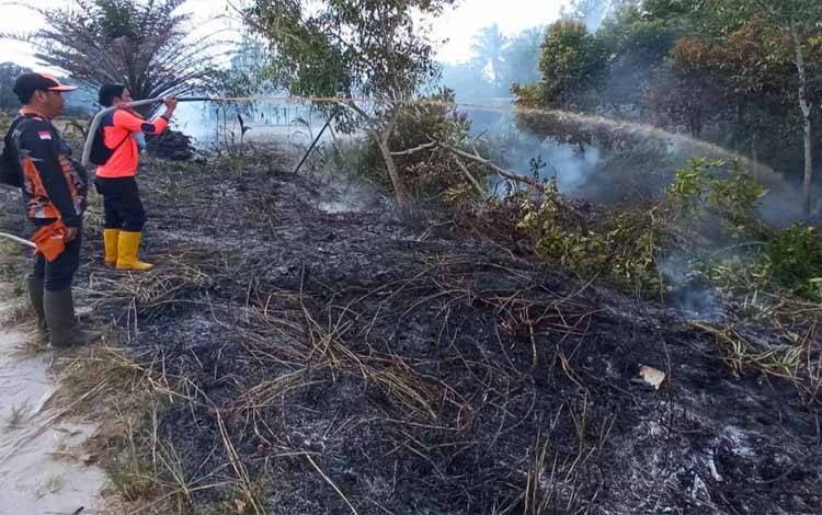 TRC BPBD Palangka Raya saat melakukan upaya pendinginan lahan di Jalan Raflesia (Foto : TRC BPBD Palangka Raya)