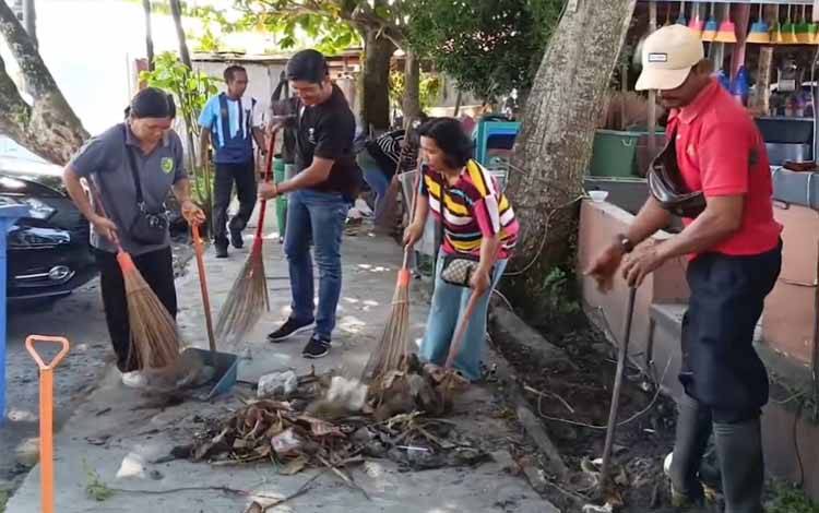 ASN dan PTT DPKUKMP Palangka Raya saat melakukan kerja bakti di Pasar Datah Manuah (Foto : PATHUR)
