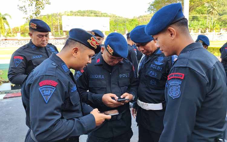 Kasi Provos Satbrimobda Kalteng saat mengecek ponsel personel (Foto : Satbrimobda Kalteng)