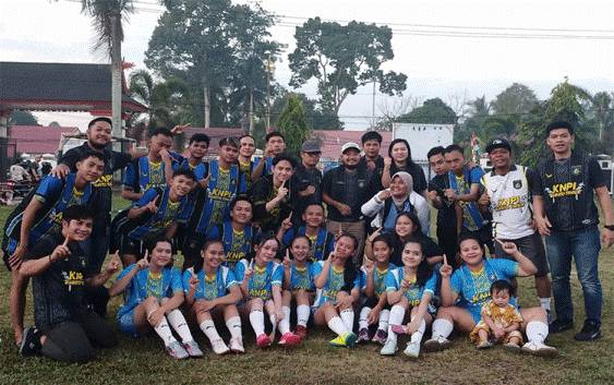 Tim Putra Putri KNPI berfoto bersama saat akan berlaga di final Turnamen Minisoccer Bupati Bartim Cup I, Sabtu, 27 Juli 2024. (FOTO: IST)