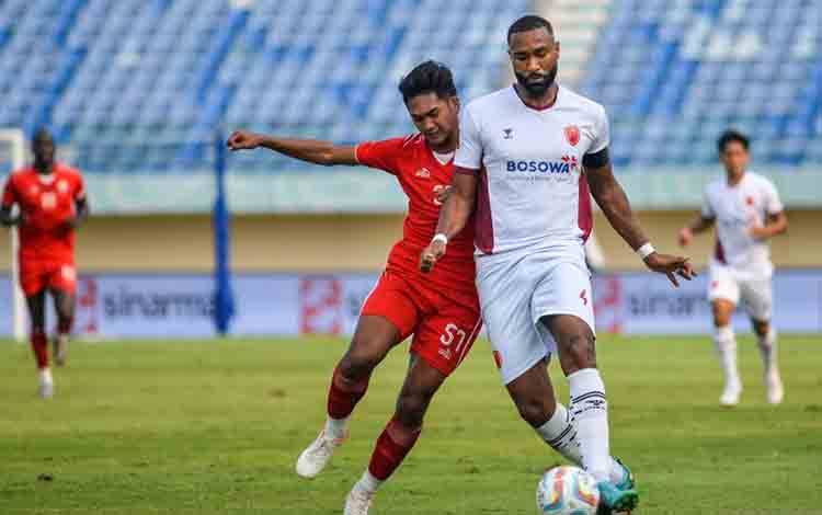 Pesepak bola Borneo FC Tegar Islami (kiri) berebut bola dengan pesepak bola PSM Makassar Yuran Fernandes (kanan) pada pertandingan laga pertama Grup A Piala Presiden di Stadion Si Jalak Harupat, Kabupaten Bandung, Jawa Barat, Kamis (25/7/2024). ANTARA FOTO/Raisan Al Farisi/aww. (ANTARA FOTO/RAISAN AL FARISI)
