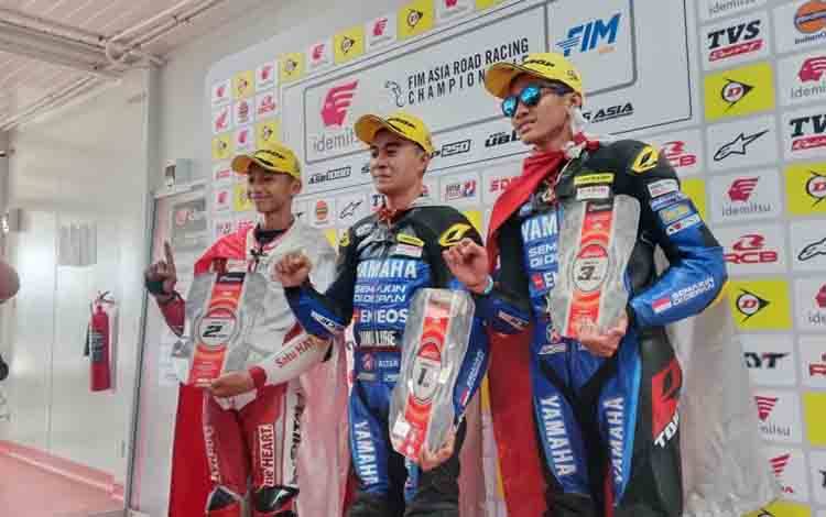 Para pembalap Indonesia yang menjadi juara race kedua ARRC kelas 250cc di Sirkuit Mandalika, Nusa Tenggara Barat (NTB), Minggu (28/07/204) (ANTARA/Akhyar Rosidi)