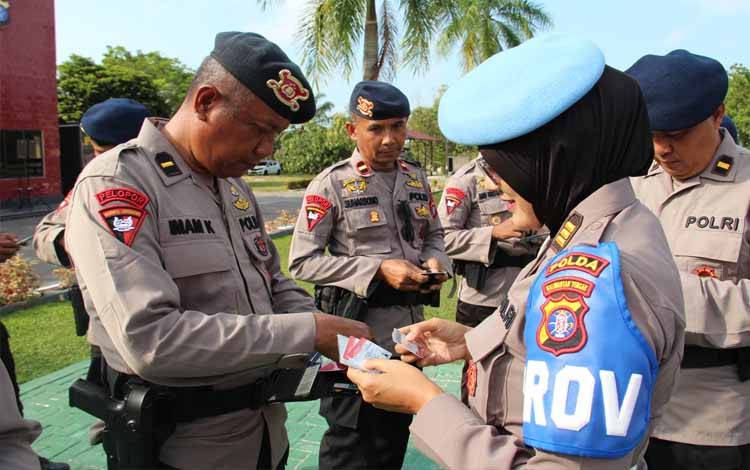 Bidpropam Polda Kalteng saat melakukan pengecekan terhadap personil Brimobda Kalteng (Foto : IST)