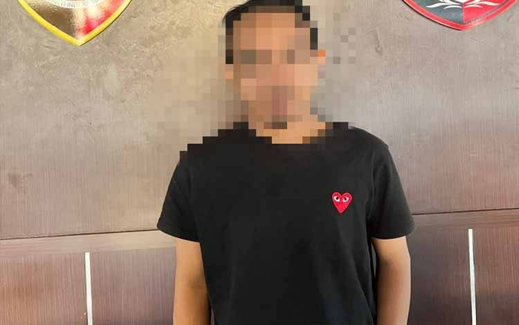 AR saat diamankan di unit Jatanras Satreskrim Polresta Palangka Raya (Foto : Jatanras Polresta Palangka Raya)