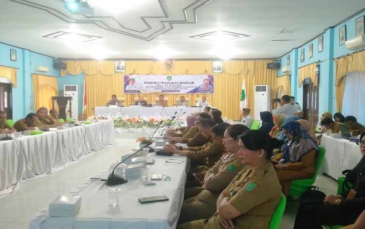 Pelaksanaan forum daerah yang dibuat Sekda Sukamara Rendi Lesmana di aula Bappeda Sukamara, Senin, 29 Juli 2024. (FOTO:NORHASANAH)