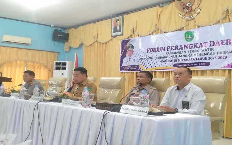 Pelaksanaan forum daerah yang dibuat Sekda Sukamara Rendi Lesmana di aula Bappeda Sukamara, Senin, 29 Juli 2024. (FOTO:NORHASANAH)