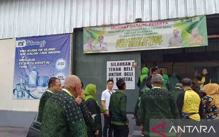 Peserta Healthy Cities Summit (HCS) VI 2024 saat mengunjungi Pabrik Ice Siliwangi, di Jalan Patuguran, Kecamatan Palabuharantu, Kabupaten Sukabumi, Jawa Barat, pada Senin (29/7/2024) yang merupakan tempat pengolahan air laut menjadi air minum. ANTARA/Aditya Rohman