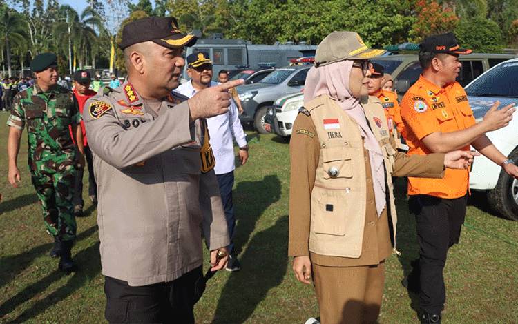 Kapolresta Palangka Raya Kombes Pol Boy Herlambang saat melakukan peninjauan pasukan. (Foto : IST)
