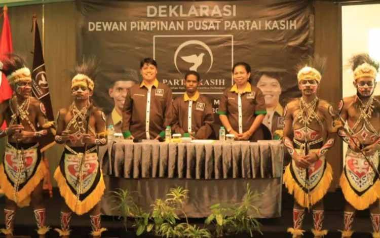 Ketua Umum Partai Kasih M Yunus Kudial (tengah) saat mendeklarasikan Partai Kasih di Jakarta. ANTARA/HO-Partai Kasih