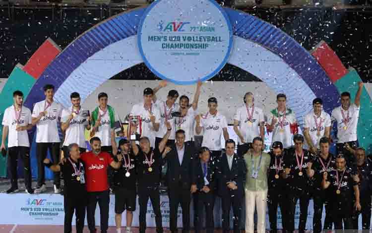 Pevoli Timnas Iran dan ofisial berfoto bersama usai penyerahan piala dan pengalungan medali pada Kejuaraan Bola Voli Asia Putra U-20 (AVC U-20) di Jawa Pos Arena, Surabaya, Jawa Timur, Selasa (30/7/2024).