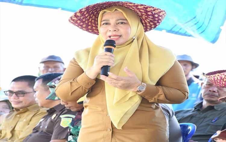 Pj Bupati Nunu Andriani saat memberikan sambutan dan mengajak masyarakat bergerak dibidang pertanian (FOTO :RETHA)?