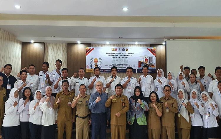 Kadis PUPR Kobar M Hasyim Muallim bersama pemateri dan peserta pelatihan dan uji kompetensi Supervisor K3 Kontruksi. (Foto : ISTIMEWA)