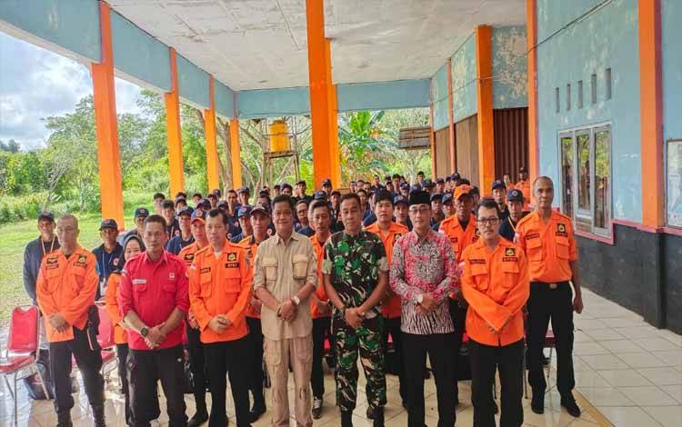 Pj Bupati Seruyan Djainuddin Noor foto bersama pada kegiatan Pelatihan Pengendalian Kebakaran Hutan dan Lahan untuk Masyarakat Peduli Api (Foto : Fahrul)