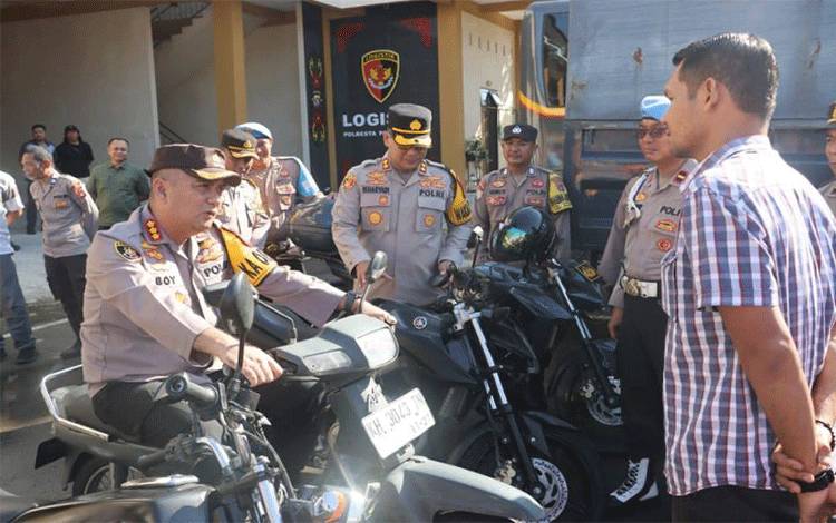 Kapolresta Palangka Raya Kombes Pol Boy Herlambang melakukan pengecekan terhadap kendaraan dinas yang ada di halaman Mapolresta setempat menjelang Pilkada Serentak 2024, Kamis (1/8/2024). ANTARA/HO-Humas Polresta Palangka Raya