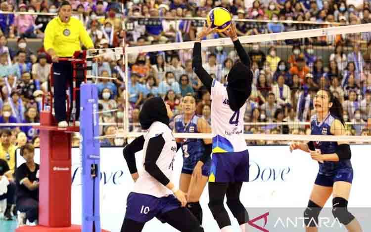 Pebola voli tim nasional Indonesia Arneta Putri Amenlian mencoba melakukan serangan saat menghadapi timna Thailand dalam ajang SEA V League 2023 putaran kedua yang berlangsung di Chiang Mai, Thailand, Sabtu (13/08/2023) (ANTARA/HO-PP PBVSI)