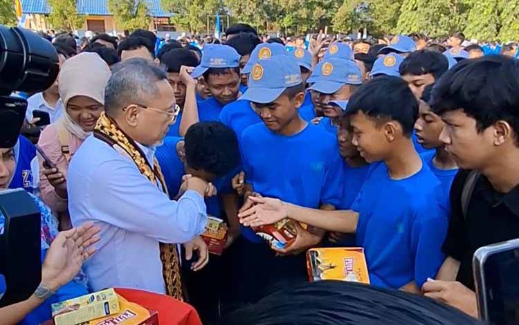 Menteri Perdagangan (Mendag) Zulkifli Hasan saat melakukan sosialisasi makan bergizi gratis dan bangga produk dalam negeri di SMK dan SMA di Kabupaten Lampung Selatan. (ANTARA/Ruth Intan Sozometa Kanafi)