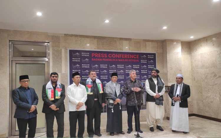 Duta Besar Palestina Zuhair Al-Shun menyampaikan pernyataan di Masjid Istiqlal Jakarta, Jumat (3/8/2024). (ANTARA/Asri Mayang Sari)