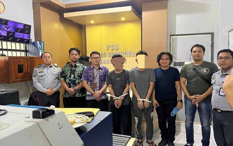 Jajaran Lapas Narkotika Kasongan, saat menyerahkan dua WBP yang diduga terlibat jaringan narkoba kepada BNNP Kalteng untuk mengikuti proses hukum (Foto : IST)